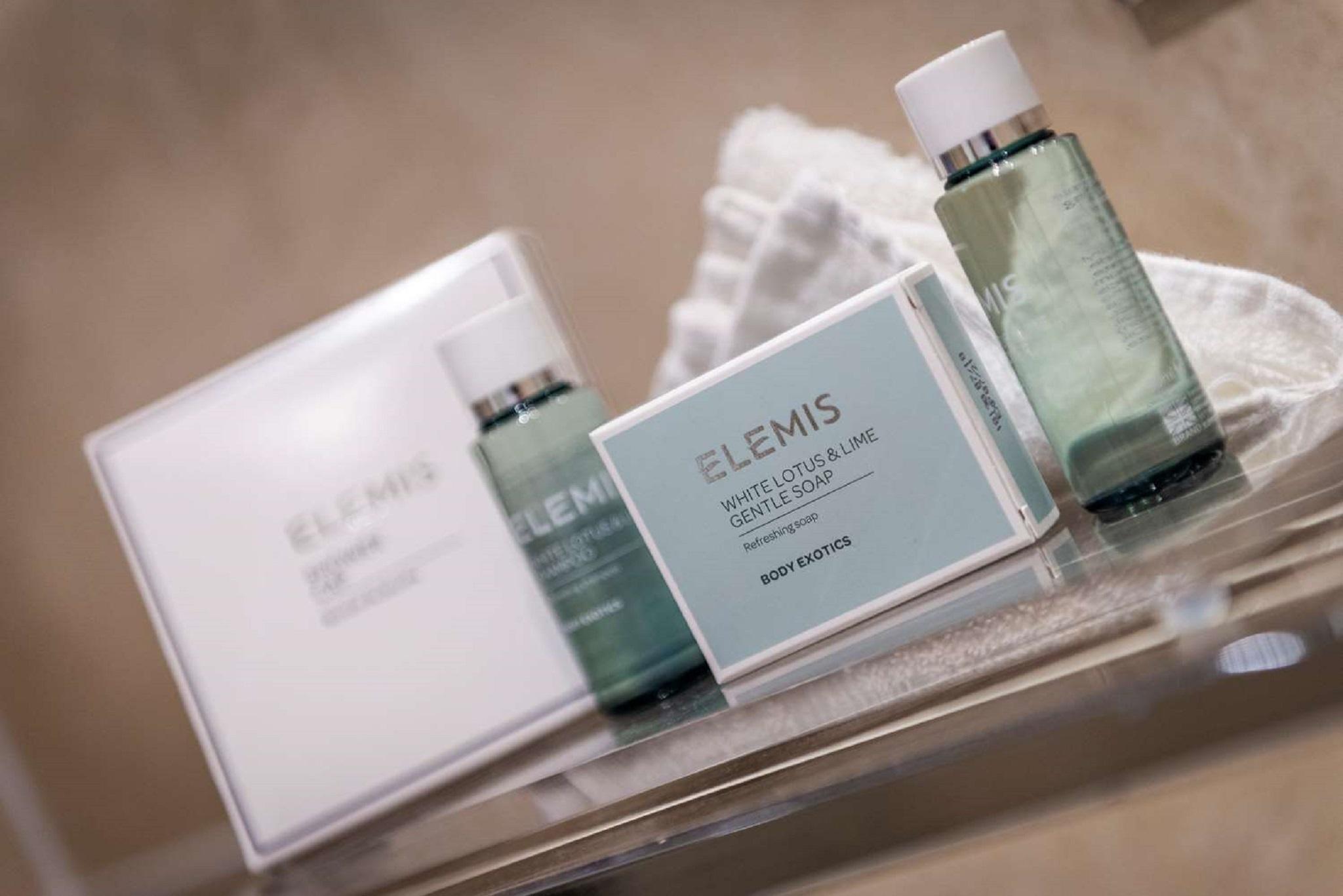 Macdonald Bath Spa Hotel Kültér fotó The photo shows a collection of skincare products from the brand Elemis. There are two bottles, one larger and one smaller, both with a transparent green liquid inside. In addition, there is a rectangular box, which is likely a skincare set or treatm